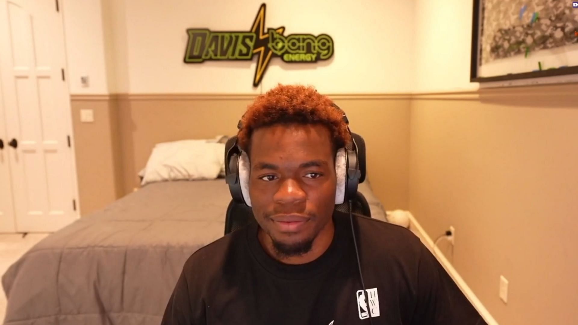 A snippet of Davis from his latest stream at the AMP summer house (Image via Davis/Twitch)